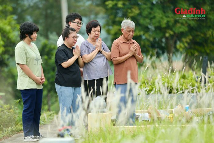 "Cuộc sống hiện đại rất bận rộn, để cả gia đình thu xếp được một ngày đi cùng nhau không hề dễ. Nhưng chính vì vậy mà những dịp như thế này càng trở nên ý nghĩa. Tôi mong thế hệ trẻ sẽ tiếp tục gìn giữ truyền thống tốt đẹp của gia đình và dân tộc, bởi chỉ cần dành thêm một chút thời gian cho gia đình và việc tưởng nhớ tổ tiên thì sự gắn kết giữa các thế hệ sẽ ngày càng bền chặt hơn", bà Lê Ái Vân (ở Hoàng Cầu, Hà Nội) cho hay.