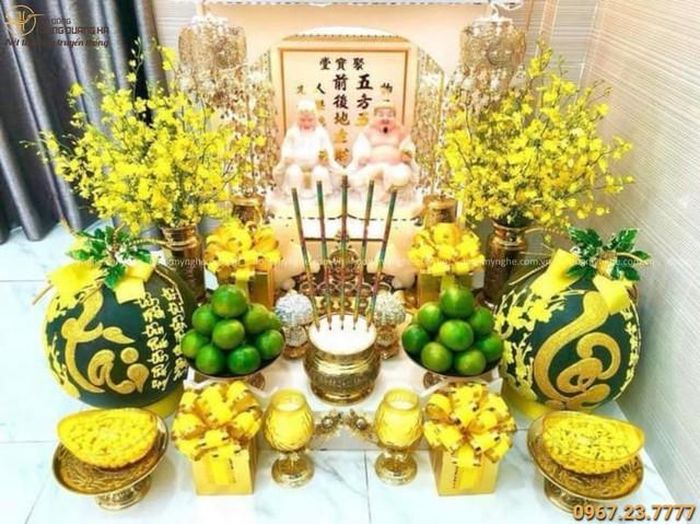 Bài vị phải đặt sau tượng Thần tài, Thổ địa, lọ hoa và đĩa trái cây bày hai bên sao cho cân đối và trang trọng.
