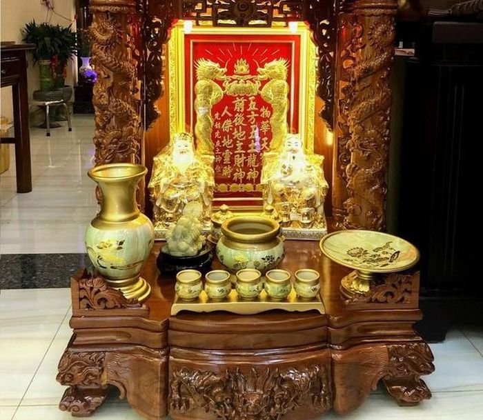 Thần tài mang đến tiền bạc, sự giàu có, còn Thổ Địa bảo hộ đất đai, giữ cho nhà cửa, gia đình được an toàn.