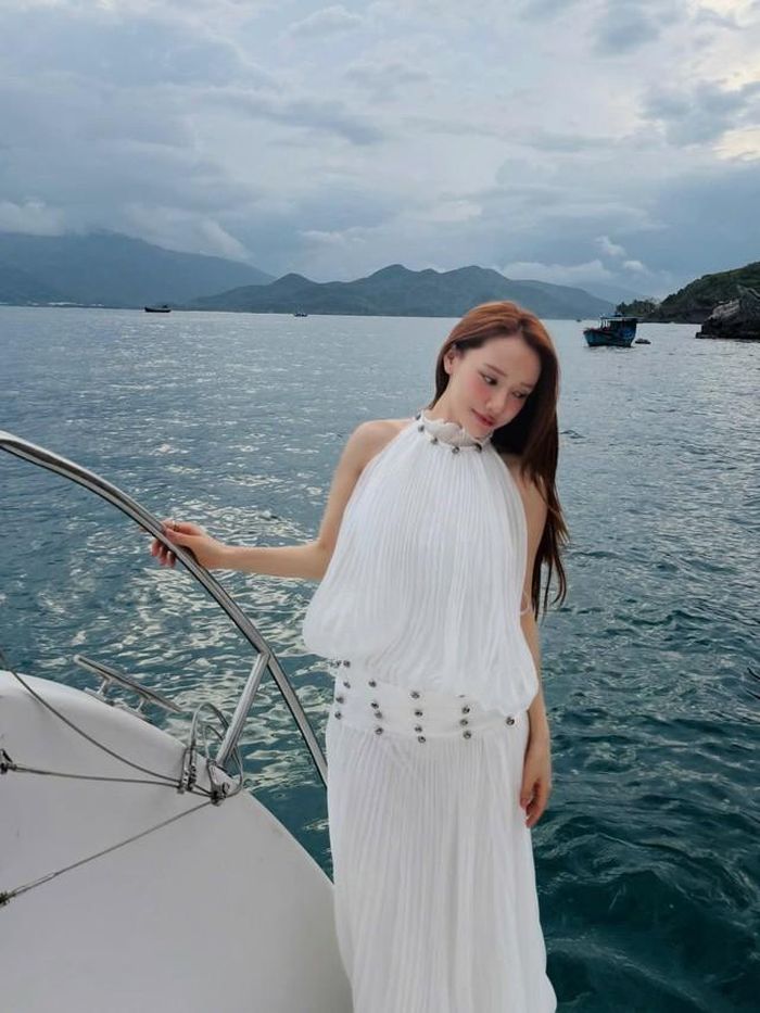 Không chỉ được yêu mến qua những vai diễn trên màn ảnh, Nhã Phương còn gây chú ý bởi vẻ đẹp dịu dàng, nữ tính.