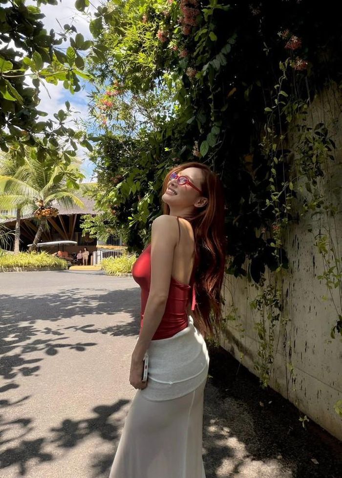 Gương mặt tươi trẻ, làn da mịn màng cùng nụ cười rạng rỡ giúp nữ diễn viên luôn nổi bật mỗi khi xuất hiện.