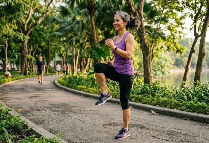 Nâng gối tại chỗ giúp tăng cường cơ gấp hông, cơ đùi, cơ bụng và các nhóm cơ giữ thăng bằng.