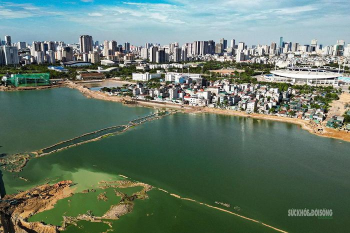 Toàn cảnh khu vực hồ điều hòa đang thi công giữa đô thị phía Tây Hà Nội.