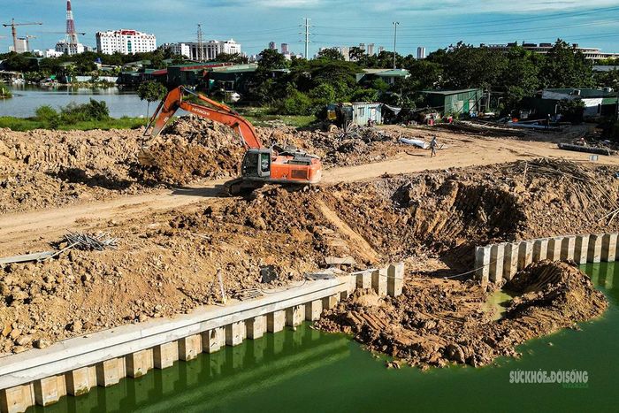 Máy xúc tạo mặt bằng cho các hạng mục tiếp theo.