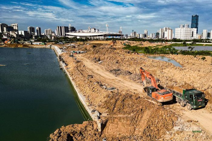 Máy móc hoạt động liên tục trên công trường hồ điều hòa gần sân vận động Mỹ Đình.