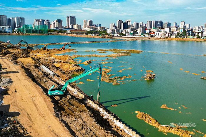 Công trường thi công kè và hạ tầng kỹ thuật quanh hồ.