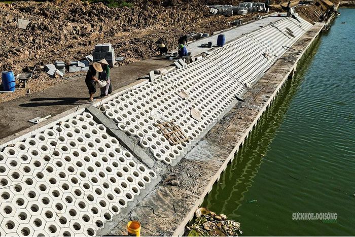 Các hạng mục kè bờ được thi công dọc mép hồ.
