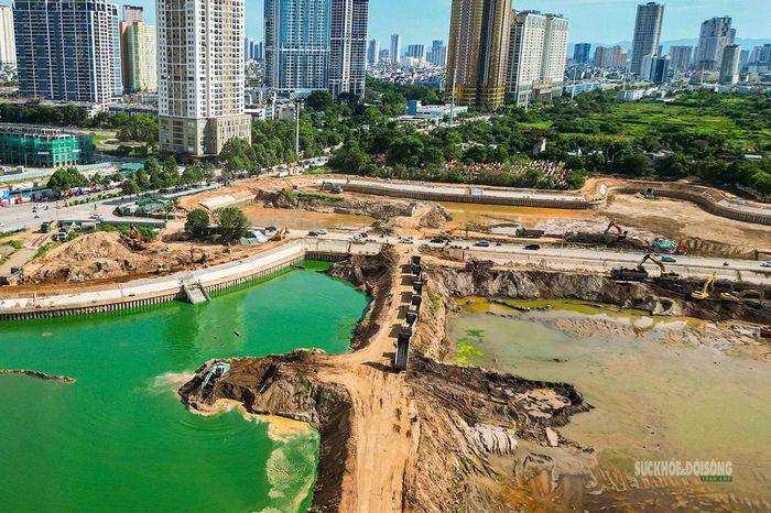 Công trường thi công hồ Mễ Trì (Đồng Bông 2), nhiều thiết bị, máy móc được huy động làm việc liên tục nhằm bảo đảm tiến độ.