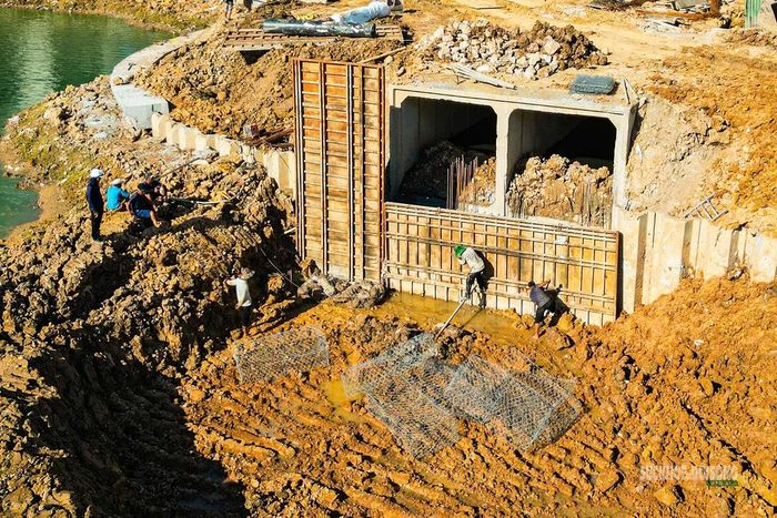 Tại tuyến cống ngầm trên đường Tân Mỹ, các đơn vị thi công cũng đang tập trung nhân lực, thiết bị để hoàn thành công trình trong tháng 6, góp phần nâng cao năng lực thoát nước cho khu vực Mỹ Đình.