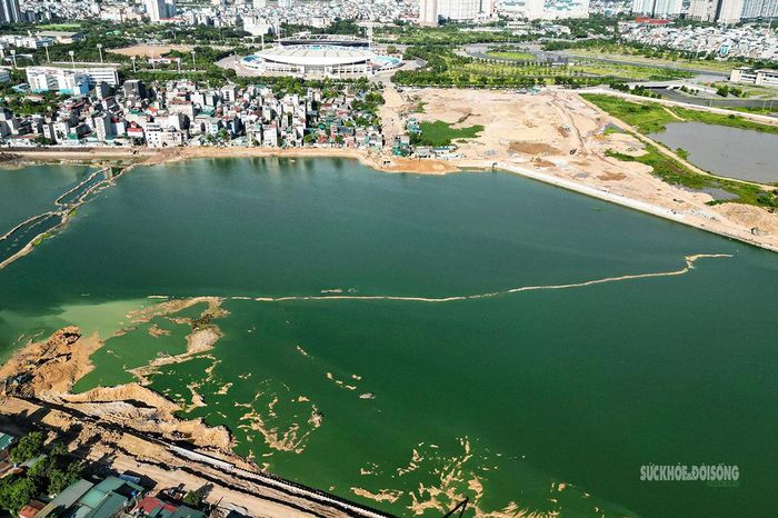 Dự án hồ điều hòa Phú Đô (phường Từ Liêm) có diện tích gần 37ha, tổng mức đầu tư hơn 1.166 tỉ đồng đang dần hình thành với mặt nước rộng lớn.