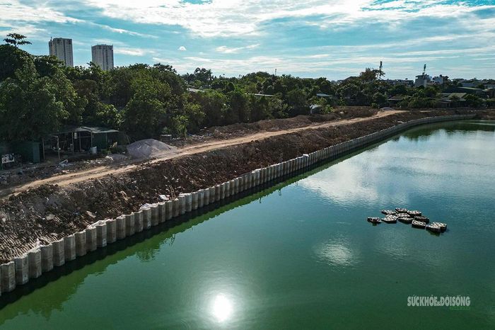 Một đoạn bờ hồ đã được đóng cọc, gia cố kiên cố.