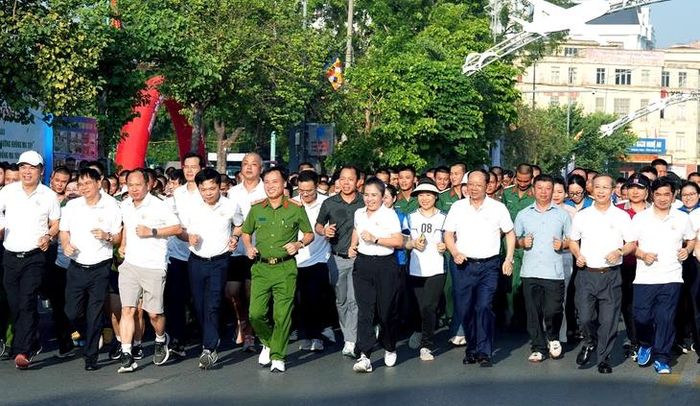 Đại biểu và vận động viên tham gia Giải chạy hưởng ứng “Chung một quyết tâm xây dựng xã, phường không ma túy”.