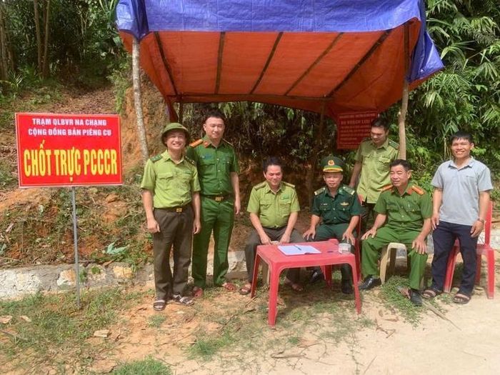 Lực lượng chức năng trực ứng phó cháy rừng.