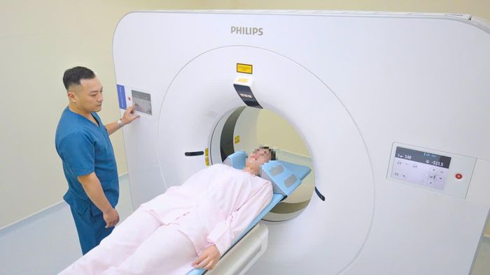 Bệnh nhân được thăm khám bằng hệ thống chụp cắt lớp điện toán (CT) quang phổ Philips Spectral CT 7500.