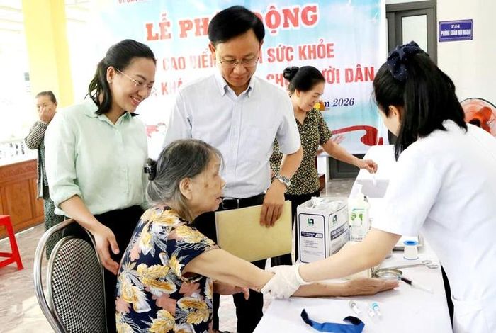 Bác sĩ Bùi Quốc Hùng, Phó Giám đốc Sở Y tế kiểm tra các bàn khám.