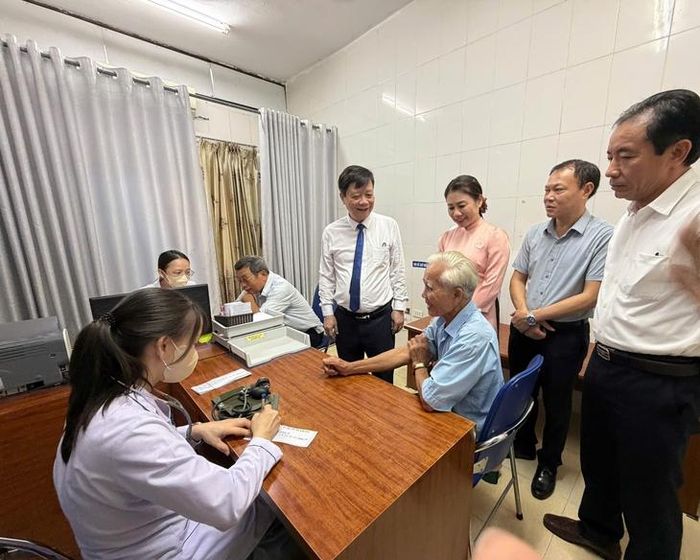 Lãnh đạo Ủy ban MTTQ tỉnh, Sở Y tế và phường Thành Sen kiểm tra việc thăm khám người dân.