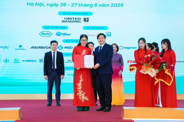 Giám đốc Bệnh viện Bạch Mai Đào Xuân Cơ trao quyết định Viện trưởng Y học hạt nhân và Ung bướu Bạch Mai cho PGS.TS Phạm Cẩm Phương.
