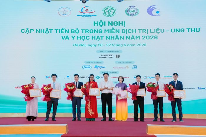 Thứ trưởng Bộ Y tế Đỗ Xuân Tuyên tặng bằng khen cho tập thể Viện và 8 cá nhân có thành tích xuất sắc.