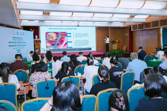 Chuyên gia trình bày báo cáo khoa học tại hội nghị.