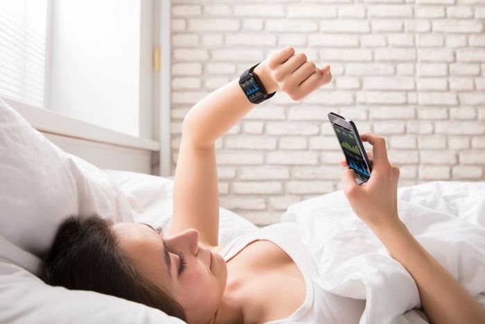 Do con người rất dễ bị tác động tâm lý, nên nếu thiết bị đeo báo rằng bạn ngủ không đủ giấc, bạn sẽ tự thuyết phục bản thân rằng mình đang mệt mỏi hơn thực tế rất nhiều. Ảnh minh họa: Natelovehnh