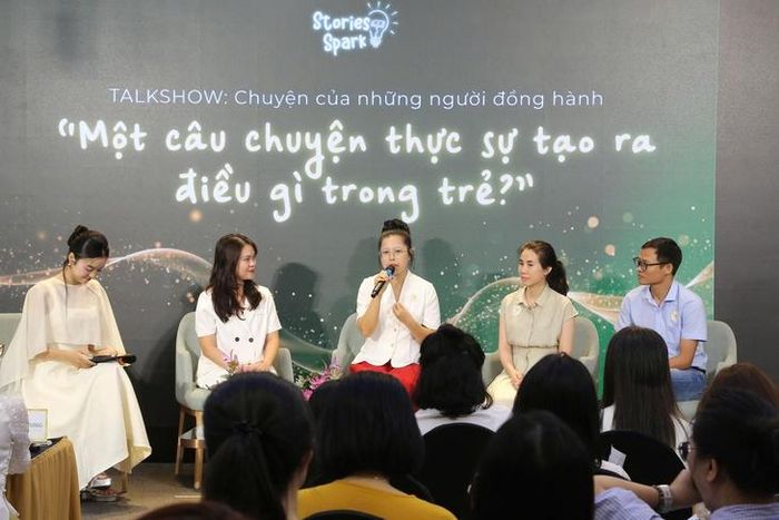Các diễn giả, chuyên gia giáo dục và phụ huynh cùng thảo luận về vai trò của trải nghiệm giàu cảm xúc và sự đồng hành của cha mẹ đối với hành trình phát triển ngôn ngữ của trẻ tại tọa đàm "Chuyện của những người đồng hành".
