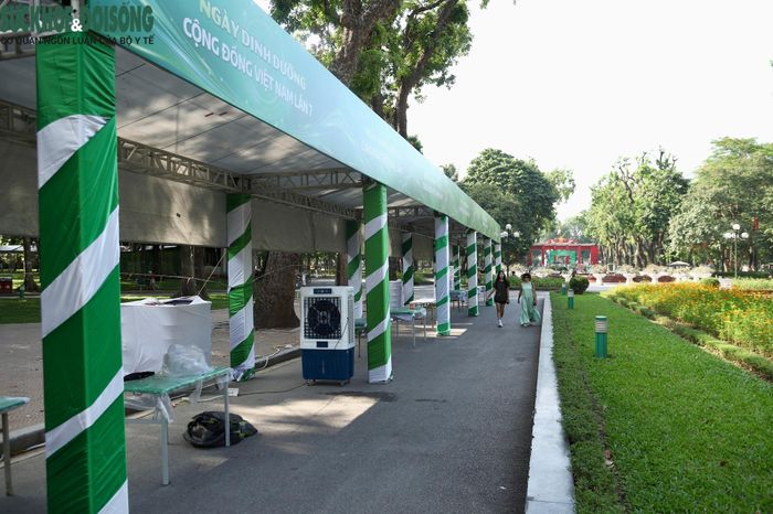 Các gian tư vấn sức khỏe, dinh dưỡng được bố trí tại vị trí thuận tiện, tạo điều kiện để người dân tiếp cận các hoạt động tư vấn trong khuôn khổ chương trình.