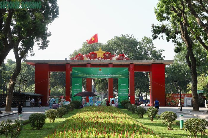 Cổng chào của Ngày Dinh dưỡng cộng đồng Việt Nam lần thứ 7 được lắp đặt ngay phía sau cổng Công viên Thống Nhất trên đường Trần Nhân Tông.