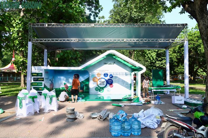 Theo đơn vị thi công, các gian hàng đã được hoàn thiện cơ bản, bảo đảm tiến độ để đưa vào sử dụng trong ngày 28/6.