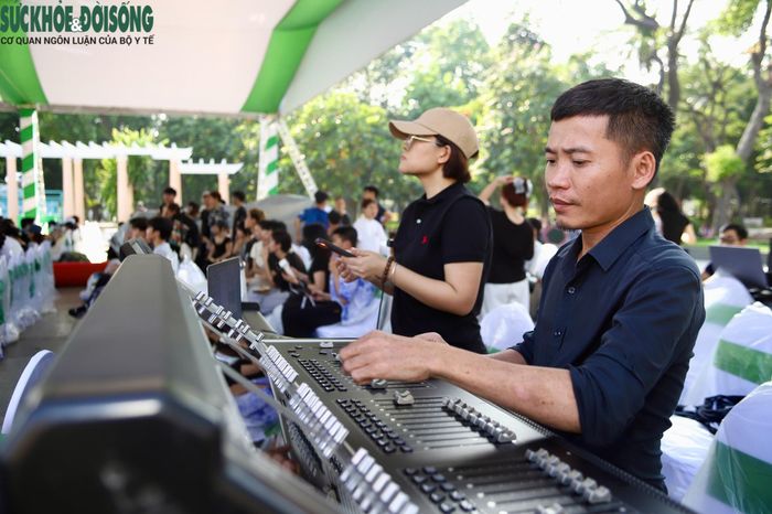 Hệ thống âm thanh, ánh sáng liên tục được căn chỉnh nhằm bảo đảm sự phối hợp nhịp nhàng với các nội dung trên sân khấu.