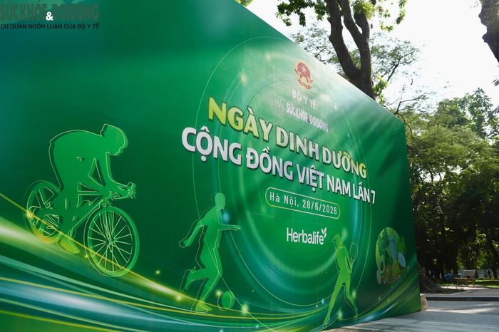 Các hạng mục backdrop, sân khấu và khu vực check-in đã được lắp đặt, hoàn thiện, sẵn sàng phục vụ các hoạt động của chương trình.