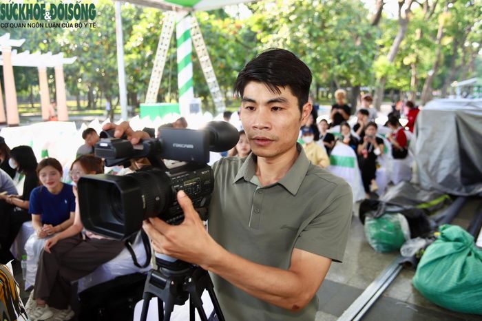 Đội ngũ phóng viên, quay phim được bố trí và lắp đặt vị trí tác nghiệp từ sớm để bảo đảm ghi hình thuận lợi.