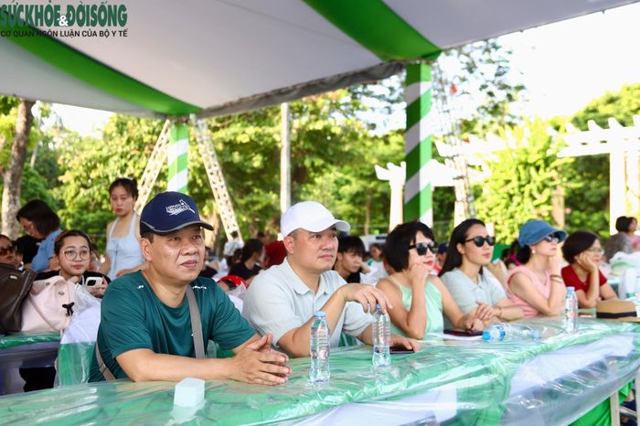 Ban Tổ chức trực tiếp theo dõi các tiết mục trong buổi tổng duyệt, đồng thời rà soát, điều chỉnh nhằm bảo đảm chương trình diễn ra đúng kịch bản.