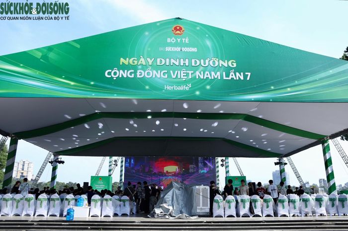 Đến chiều tối, buổi tổng duyệt vẫn tiếp tục diễn ra nhằm hoàn thiện các khâu chuẩn bị cuối cùng.
