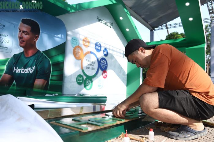 Một số chi tiết trang trí vẫn đang được đội ngũ thi công hoàn thiện.