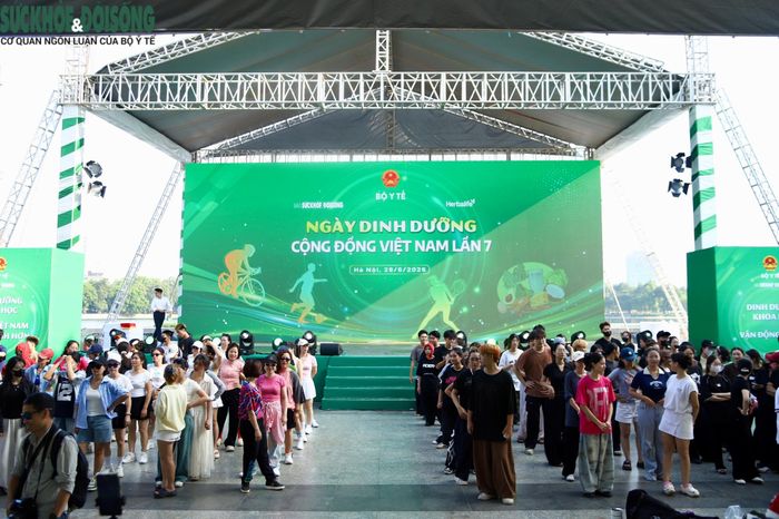 Các đội chơi tập trung tại khu vực sân khấu, tham gia buổi tổng duyệt cùng Ban Tổ chức.