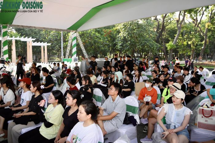 Buổi tổng duyệt thu hút đông khán giả đến theo dõi và ghi nhận không khí chuẩn bị.