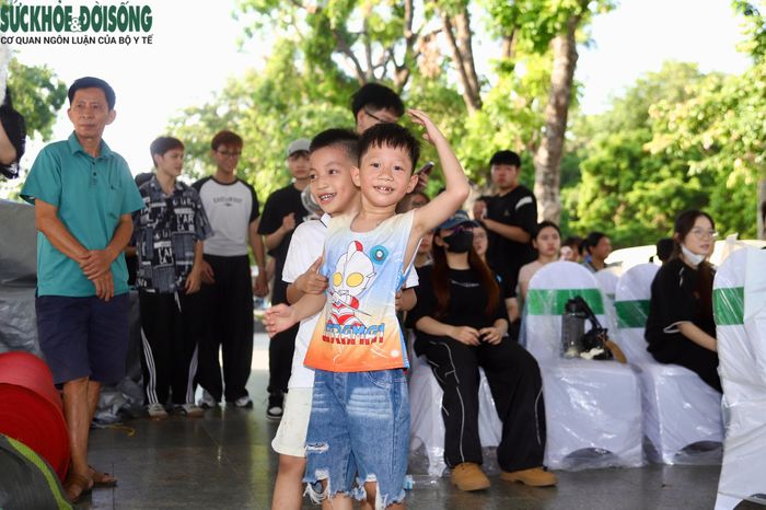 Nhiều em nhỏ cũng được bố mẹ đưa đến theo dõi buổi tổng duyệt.
