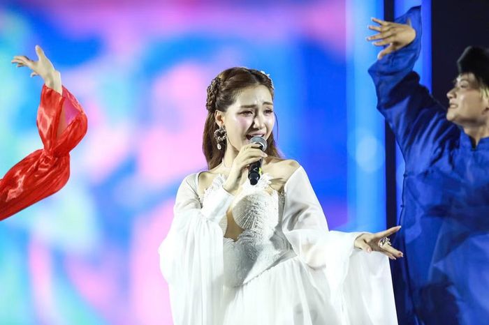Hòa Minzy chủ động bước xuống sát khu vực rào chắn để đến gần hơn với khán giả. Sự thân thiện của nữ ca sĩ đã tạo nên một ký ức thanh xuân ấm áp trong đêm nhạc.