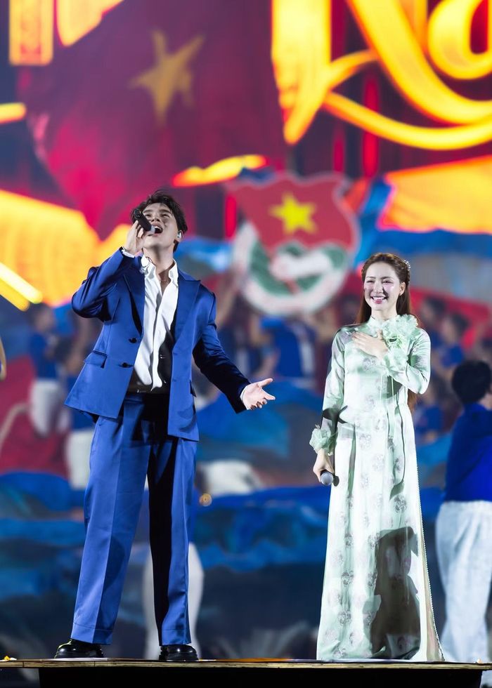 Hòa Minzy cùng Lâm Phúc mở màn đầy cảm xúc tại Concert Thanh Xuân. Ảnh: Team Lê Vượng/ SVVN