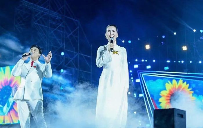 Nhiều khán giả có mặt tại sân cho biết đây là một trong những tiết mục khiến họ xúc động nhất xuyên suốt chương trình.