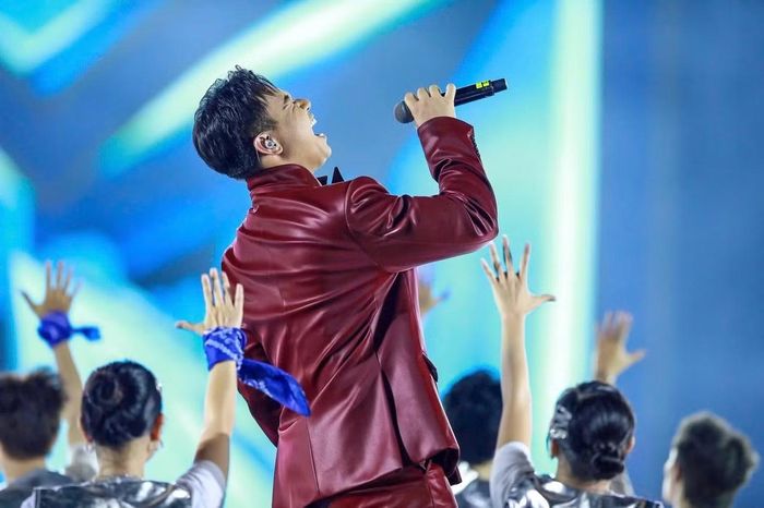 Từ ca khúc cách mạng hào hùng cho đến thể loại Pop Rock bùng nổ, Đông Hùng đều cho thấy khả năng xử lý sân khấu và hát live ấn tượng. 
