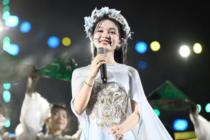 Minh Ngọc dịu dàng với Quê Tôi. Ca sĩ Trần Ngọc Ánh đem đến không khí tươi sáng, sôi động với Nụ cười 18 20, Đi Giữa Trời Rực Rỡ. - Ảnh: Team SPS Tiền Phong