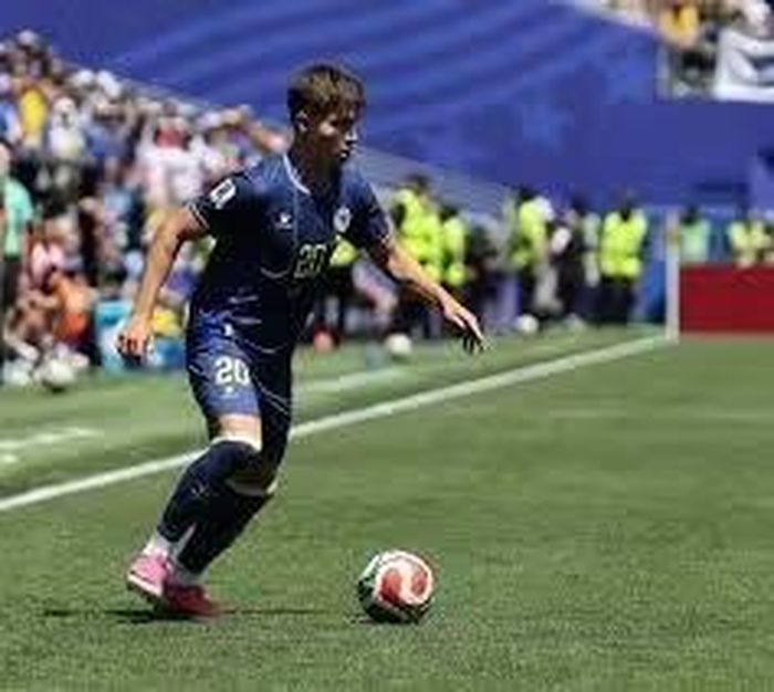 7. Esmir Bajraktarevic (Bosnia) - 35,1km/h Khép lại top 10 là Esmir Bajraktarevic của Bosnia với tốc độ ngang bằng Mbappe. Cầu thủ trẻ này gây ấn tượng nhờ khả năng bứt phá ở 2 cánh và được đánh giá là một trong những phát hiện thú vị của World Cup 2026.
