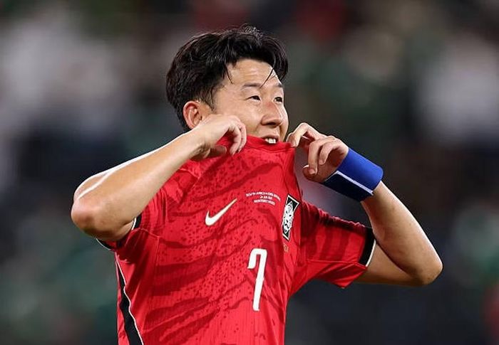 5. Son Heung-min (Hàn Quốc) - 35,2km/h Dù đã bước sang tuổi 34, đội trưởng tuyển Hàn Quốc vẫn duy trì nền tảng thể lực đáng nể. Son đạt tốc độ tương đương Djed Spence và tiếp tục chứng minh anh vẫn là một trong những cầu thủ bứt tốc hàng đầu thế giới. Dù vậy, Son và đội tuyển của anh vẫn đang phải hồi hộp chờ xem mình có được “vớt” vào vòng 1/16 hay không.
