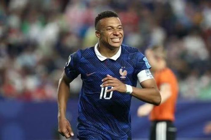 6. Kylian Mbappe (Pháp) - 35,1km/h Được xem là một trong những cầu thủ nhanh nhất hành tinh, Mbappe chỉ đứng thứ 9 trên bảng xếp hạng với vận tốc tối đa 35,1km/h. Dù vậy, hiệu quả trong những pha bứt tốc của tiền đạo Real Madrid vẫn vô cùng đáng sợ và anh tiếp tục là niềm hy vọng lớn nhất trên hàng công tuyển Pháp.