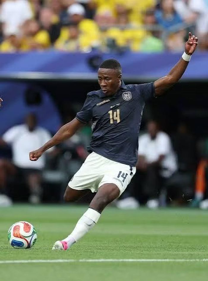 3. Alan Minda (Ecuador) - 35,6km/h Alan Minda sở hữu cùng tốc độ với Gravenberch. Cầu thủ chạy cánh của Ecuador là một trong những mũi tấn công nguy hiểm nhất của đội bóng Nam Mỹ nhờ khả năng bứt tốc ở hành lang biên.
