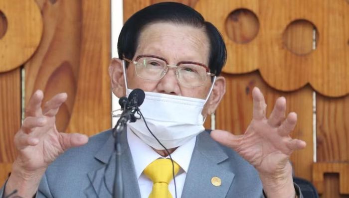 Giáo chủ Tân Thiên Địa bị điều tra về hành vi vi phạm Đạo luật về các đảng chính trị, đồng thời bị cáo buộc cản trở công vụ.