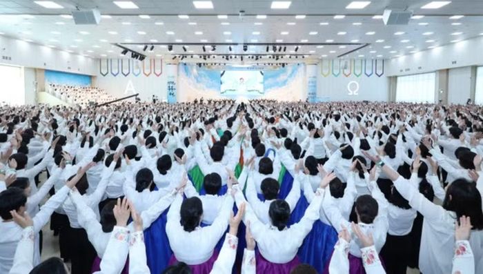 Tân Thiên Địa từng thu hút sự chú ý trong đợt bùng phát dịch Covid-19 năm 2020 tại Hàn Quốc khi hơn một nửa số ca nhiễm ban đầu được xác định có liên quan đến các tín đồ của giáo phái này.