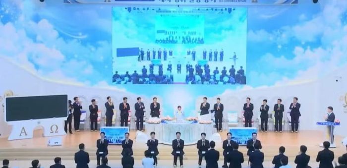 Tân Thiên Địa từ lâu là tổ chức tôn giáo gây nhiều tranh cãi tại Hàn Quốc cũng như nhiều quốc gia khác và bị các giáo hội chính thống coi là dị giáo.