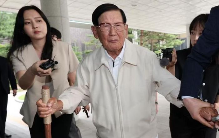 Khi xuất hiện tại tòa, ông Lee tỏ ra mệt mỏi và phải có trợ lý dìu đi. Ông không trả lời các câu hỏi của phóng viên liên quan đến những cáo buộc nhằm vào mình.